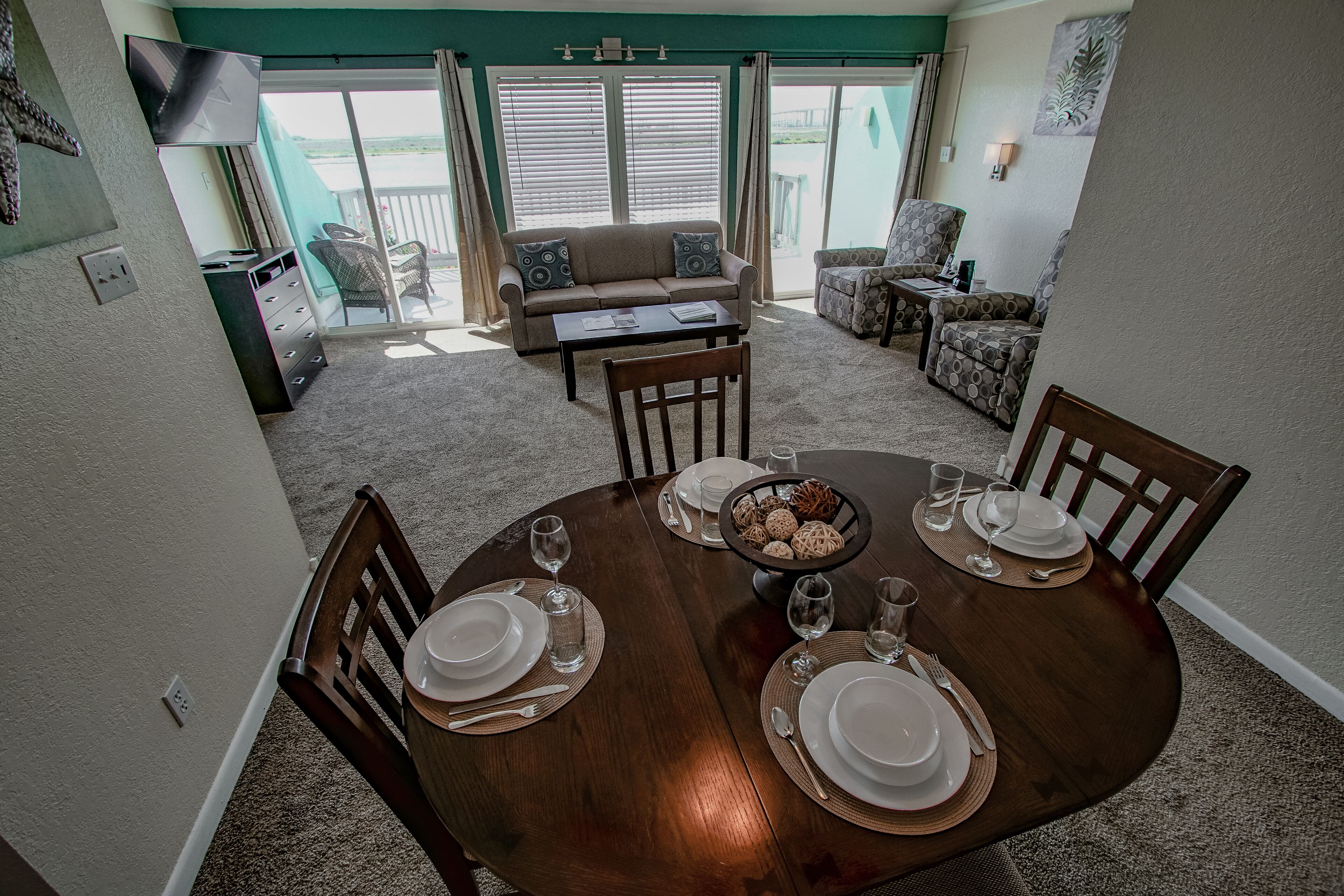 Standard Apartment, 3 Bedrooms, Lagoon View | In-room dining