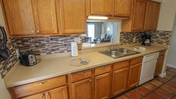 Standard Apartment, 3 Bedrooms, Lagoon View | Private kitchen