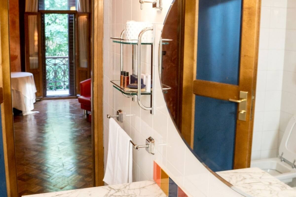 suite, fireplace | bathroom | shower, free toiletries, towels