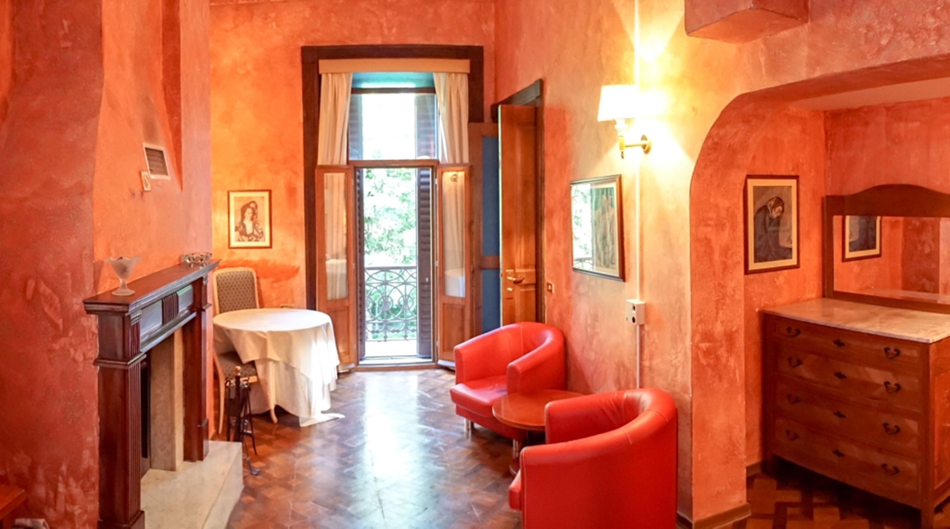 suite, fireplace | minibar, in-room safe, cots/infant beds, free wifi