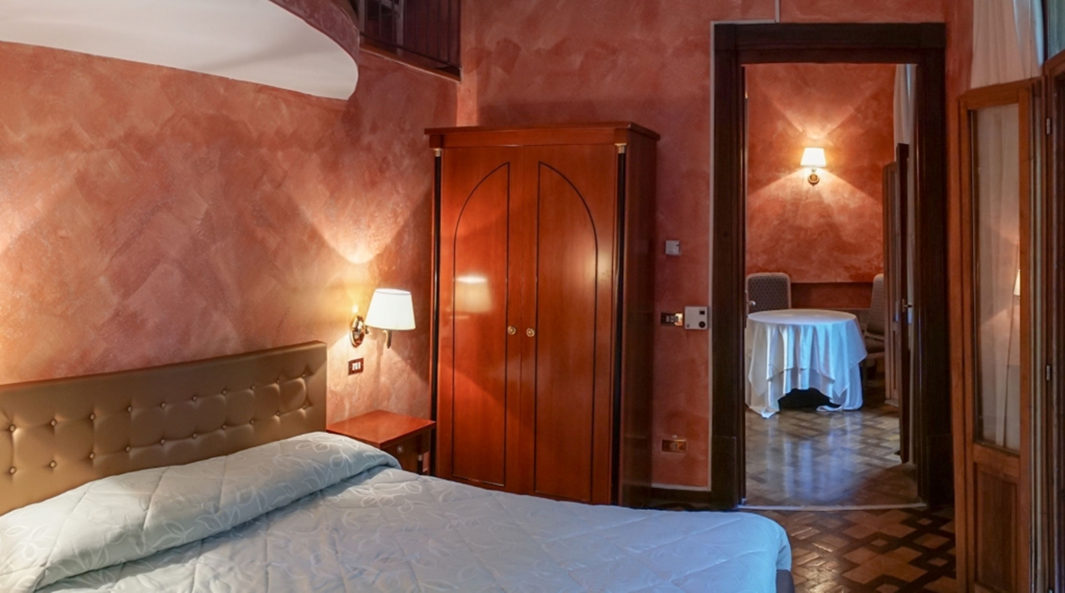 suite, fireplace | minibar, in-room safe, cots/infant beds, free wifi