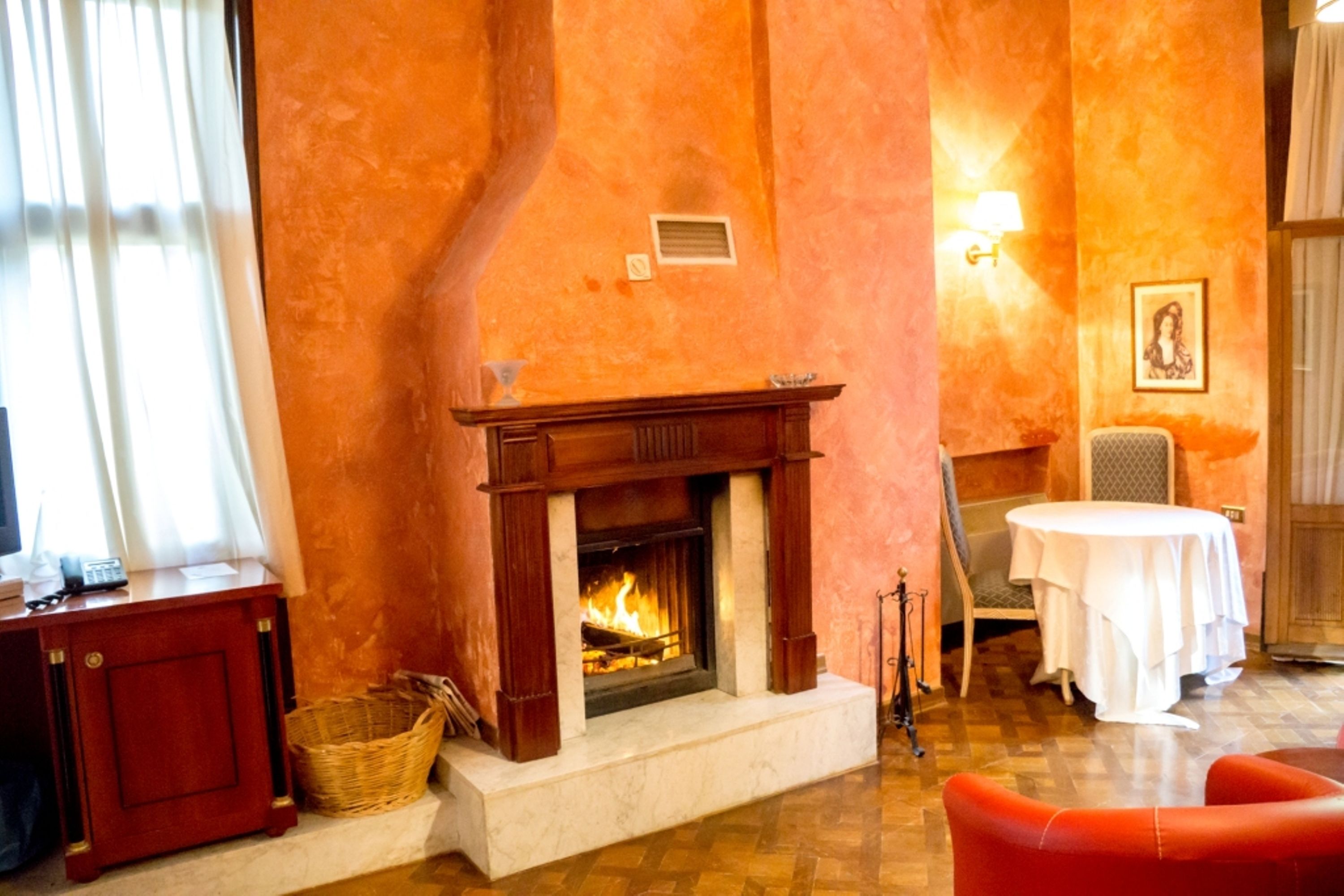 suite, fireplace | minibar, in-room safe, cots/infant beds, free wifi