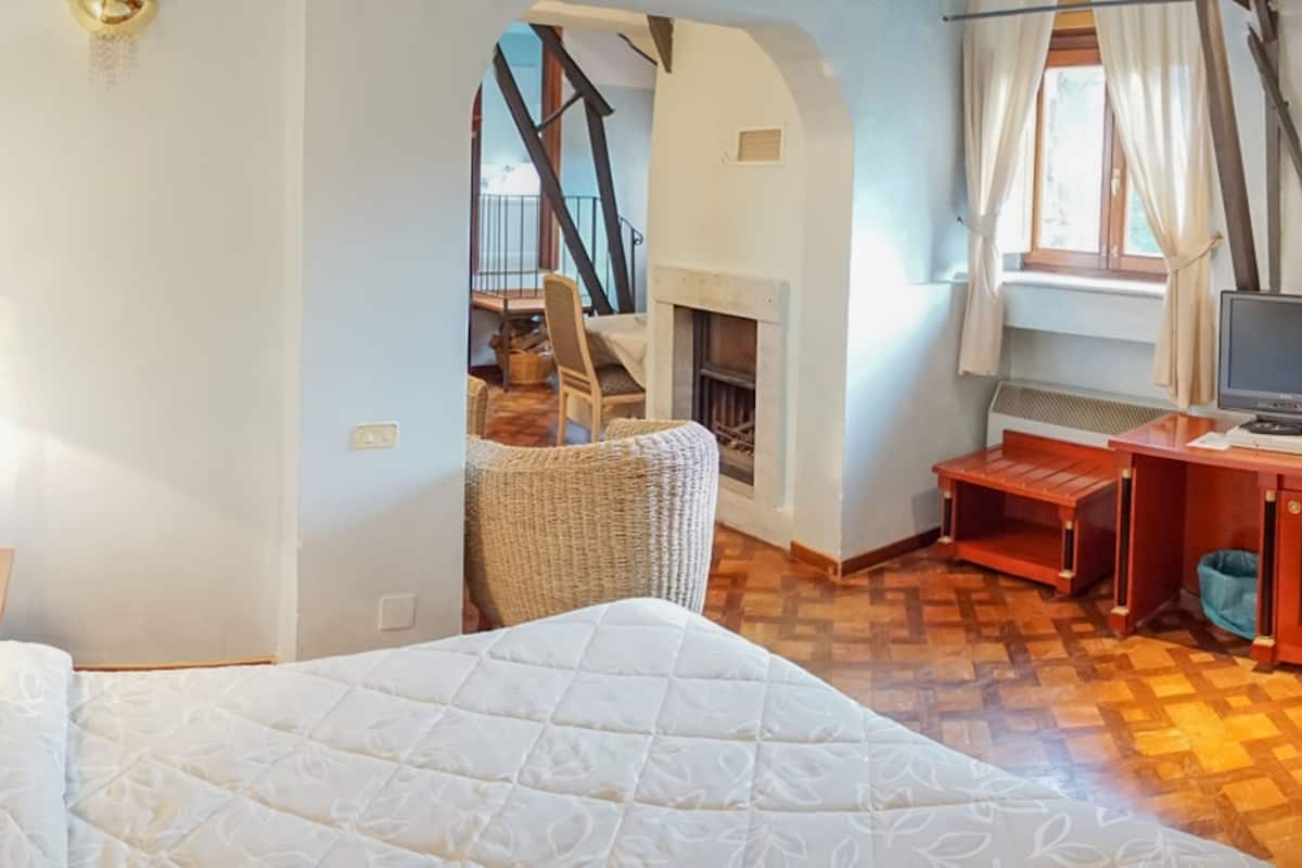 suite, hot tub | minibar, in-room safe, cots/infant beds, free wifi