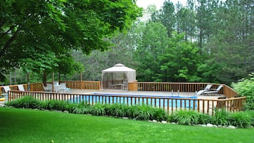 季节性开放的室外游泳池