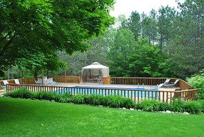 Seasonal outdoor pool - Horton Creek Inn B&B (Charlevoix)