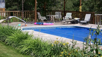 Una piscina al aire libre de temporada