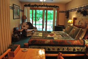 Premium bedding, individually decorated, individually furnished, desk - Horton Creek Inn B&B (Charlevoix)