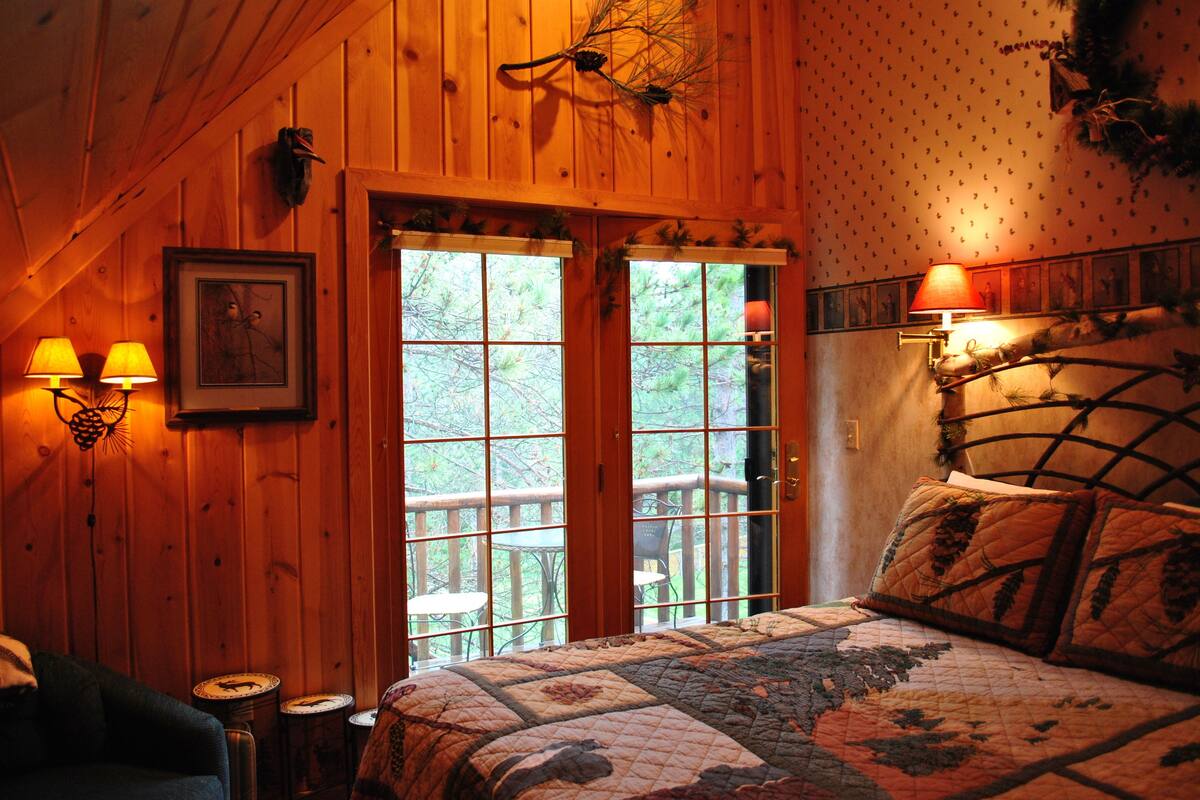 Tree Top Suite | Premium bedding, desk, iron/ironing board (on request), WiFi (free)