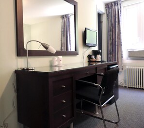 Skrivebord, strykejern/-brett og wi-fi (inkludert)