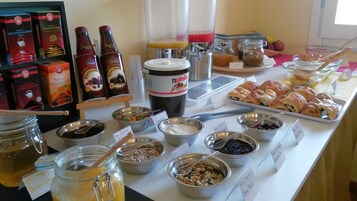 Café da manhã com buffet grátis todos os dias