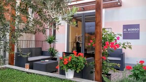 Un immeuble résidentiel sur lequel on peut lire l’inscription : « AL BORGO, appartements et chambres ».