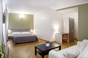 Cofres nos quartos, escrivaninha, quartos à prova de som