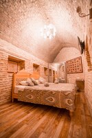 Premium bedding, in-room safe, individually decorated