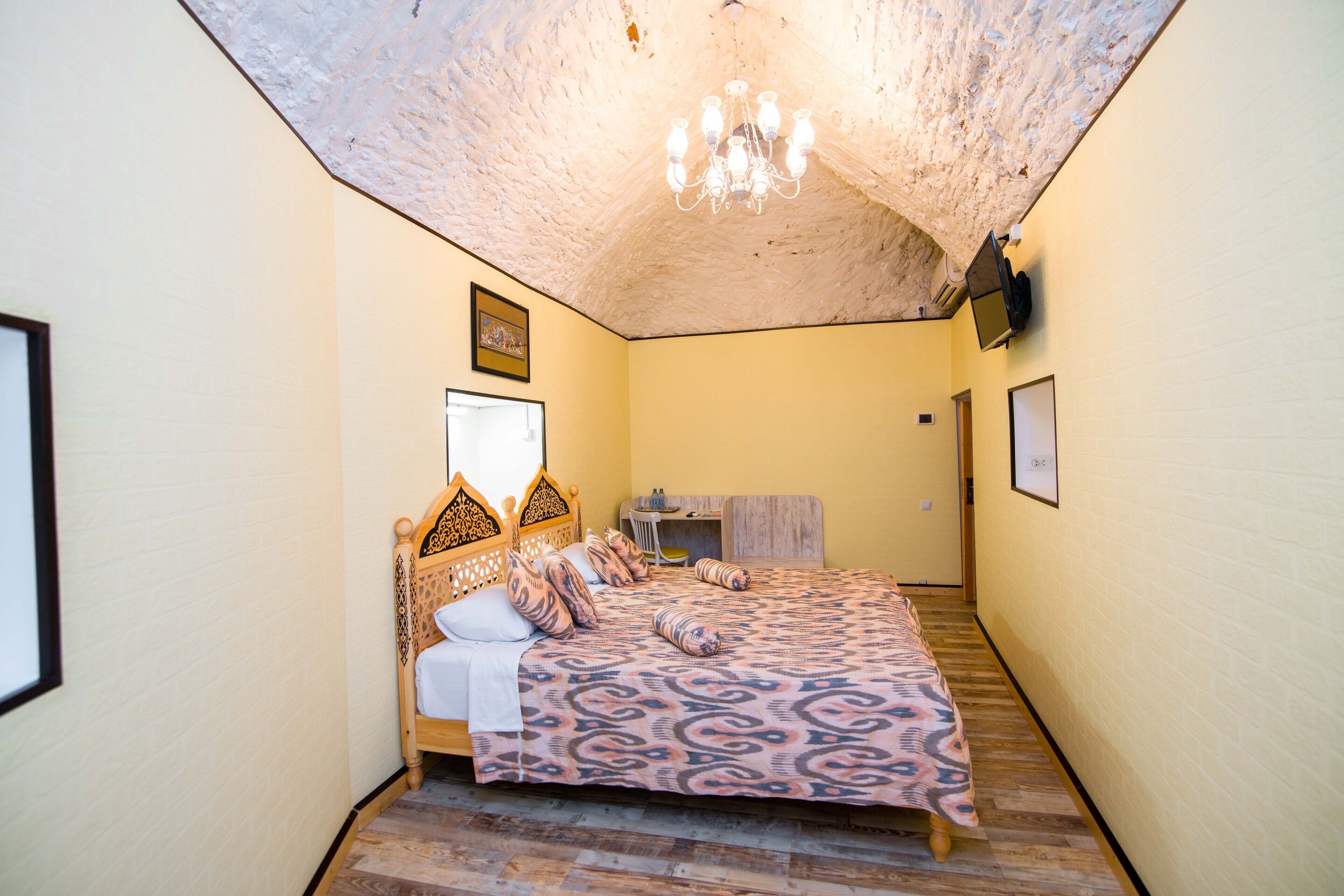 Ein Schlafzimmer mit einem Bett, einem Schreibtisch und einem Stuhl.