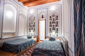 Habitación estándar con 2 camas individuales | Ropa de cama de alta calidad y caja de seguridad en la habitación 