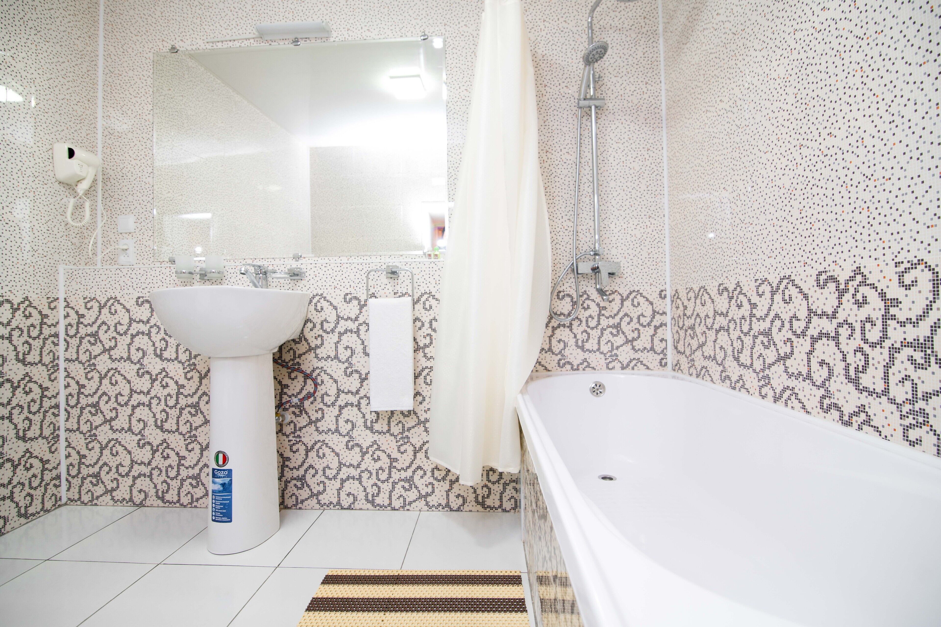 design single room | bathroom | combined shower/bathtub, deep-soaking bathtub, hydromassage showerhead