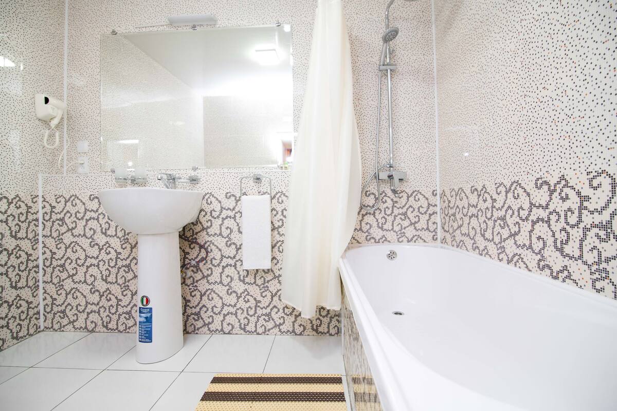 design single room | bathroom | combined shower/bathtub, deep-soaking bathtub, hydromassage showerhead