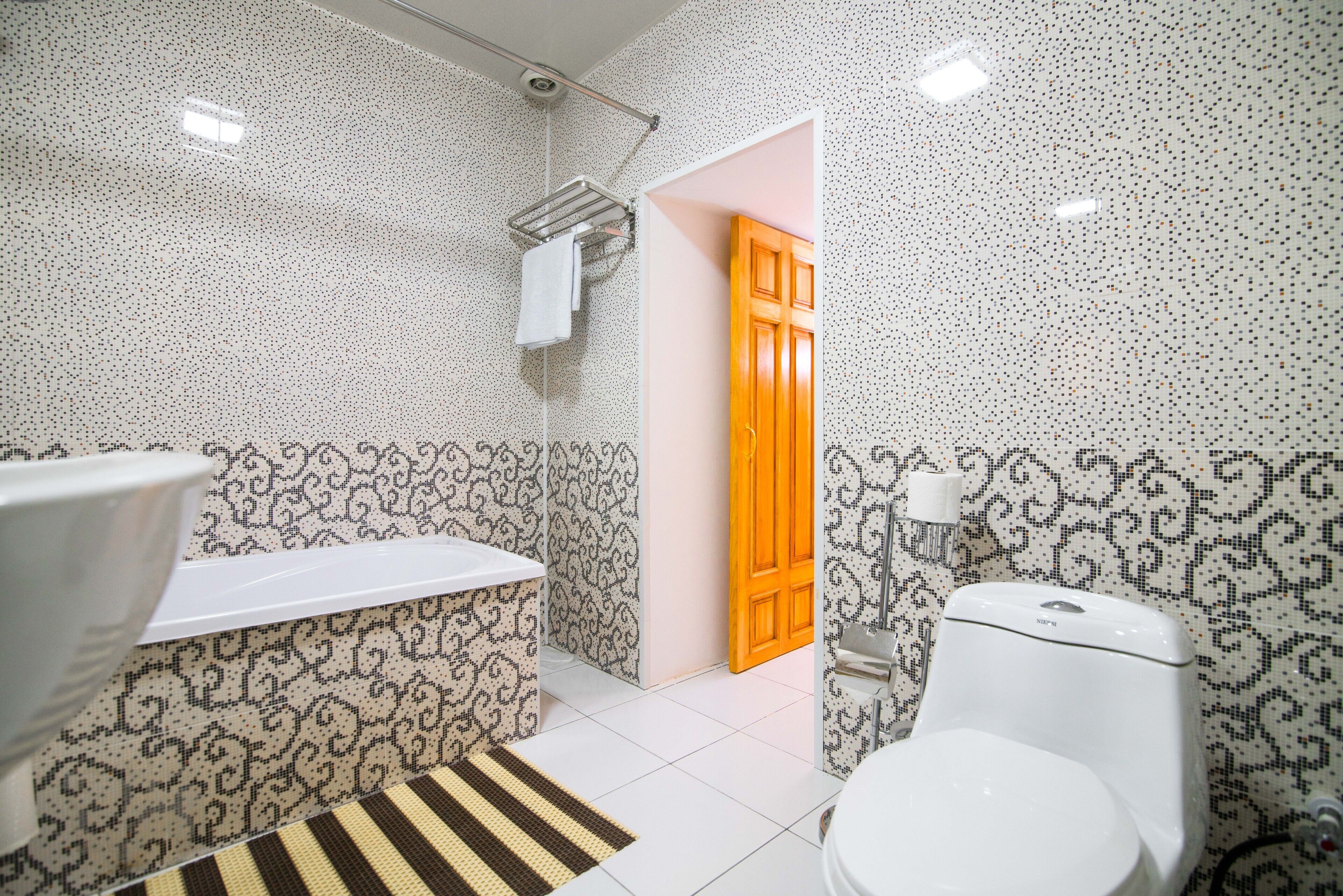 Un baño con inodoro, lavabo y bañera.