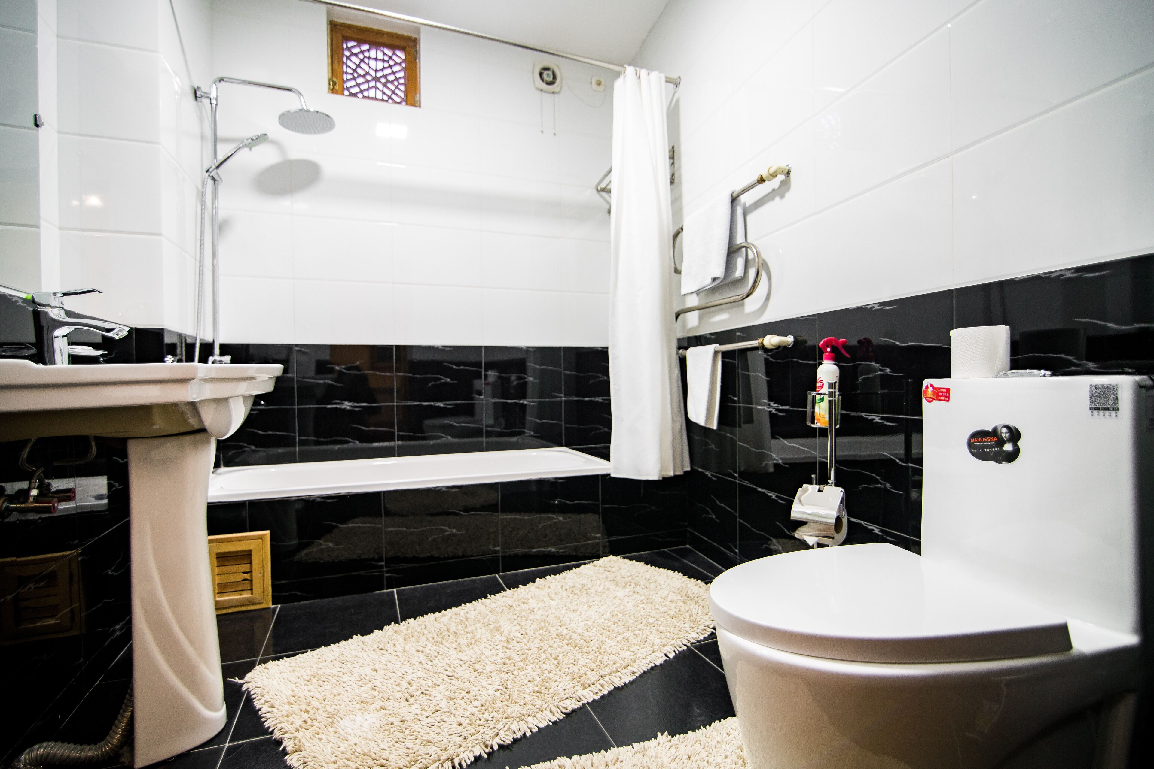 standard single room | bathroom | combined shower/bathtub, deep-soaking bathtub, hydromassage showerhead