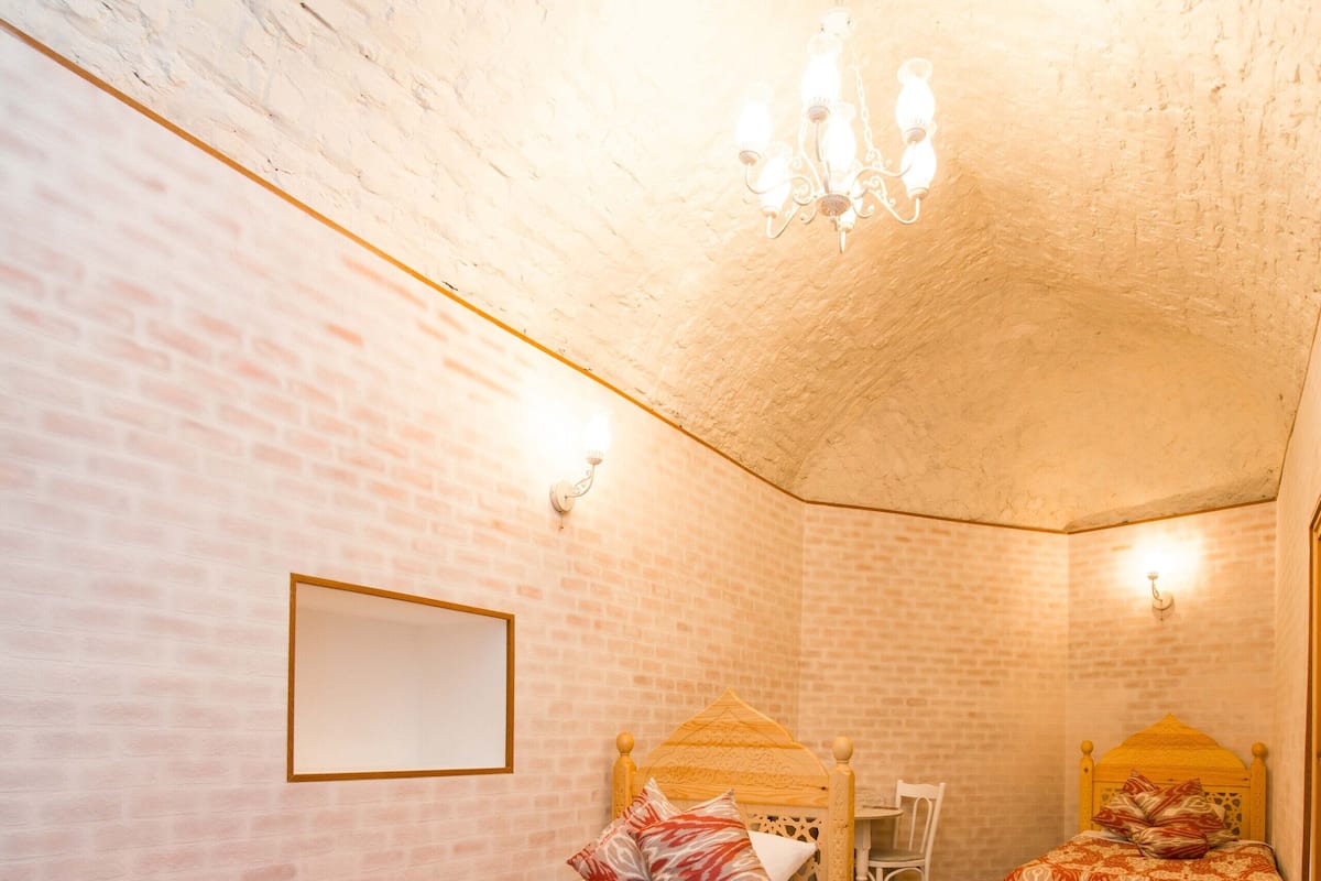 Design-Zweibettzimmer | Hochwertige Bettwaren, Zimmersafe, Schreibtisch