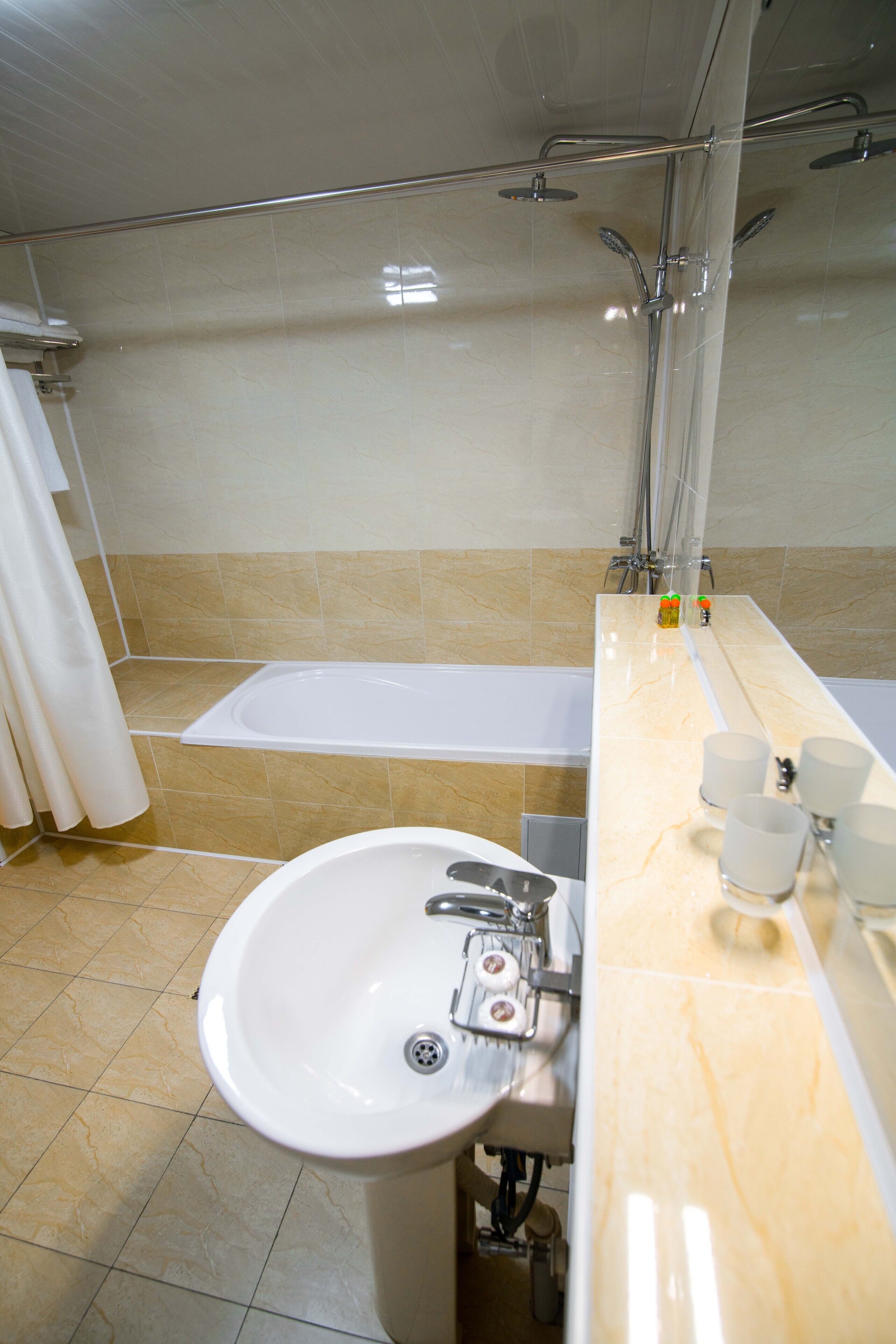 Une salle de bain avec une baignoire, un lavabo et un espace douche.