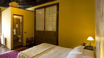 VÀrdeförvaringsskÄp pÄ rummet och mörklÀggningsgardiner