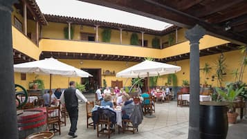 Se sirven desayunos, comidas, cenas y cocina local