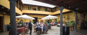Café da manhã, almoço e jantar; culinária local 