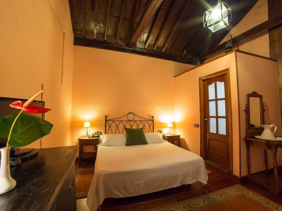 Safe på rommet, blendingsgardiner og barnesenger (inkludert)