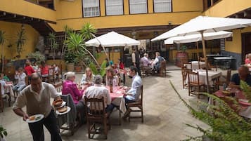 Ze serveren er ontbijt, lunch en diner