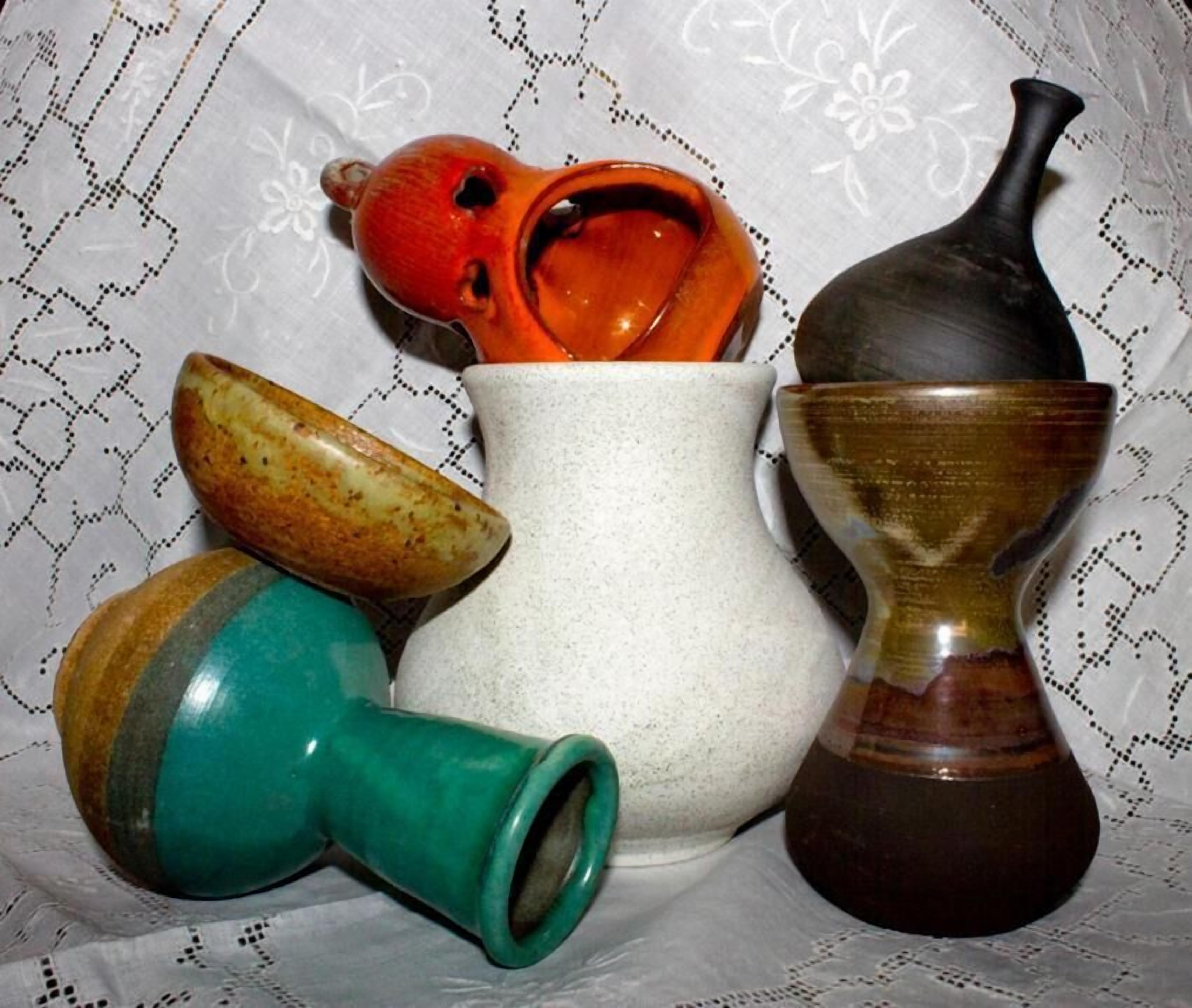 Una colección de recipientes de cerámica de diferentes formas y tamaños.