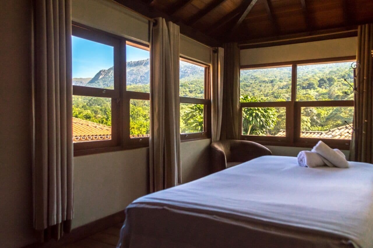 Quarto Triplo com Ar e Vista | Frigobar, cortinas blackout, Wi-Fi de cortesia, roupa de cama