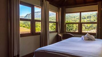 Quarto Triplo com Ar e Vista | Frigobar, cortinas blackout, Wi-Fi de cortesia, roupa de cama