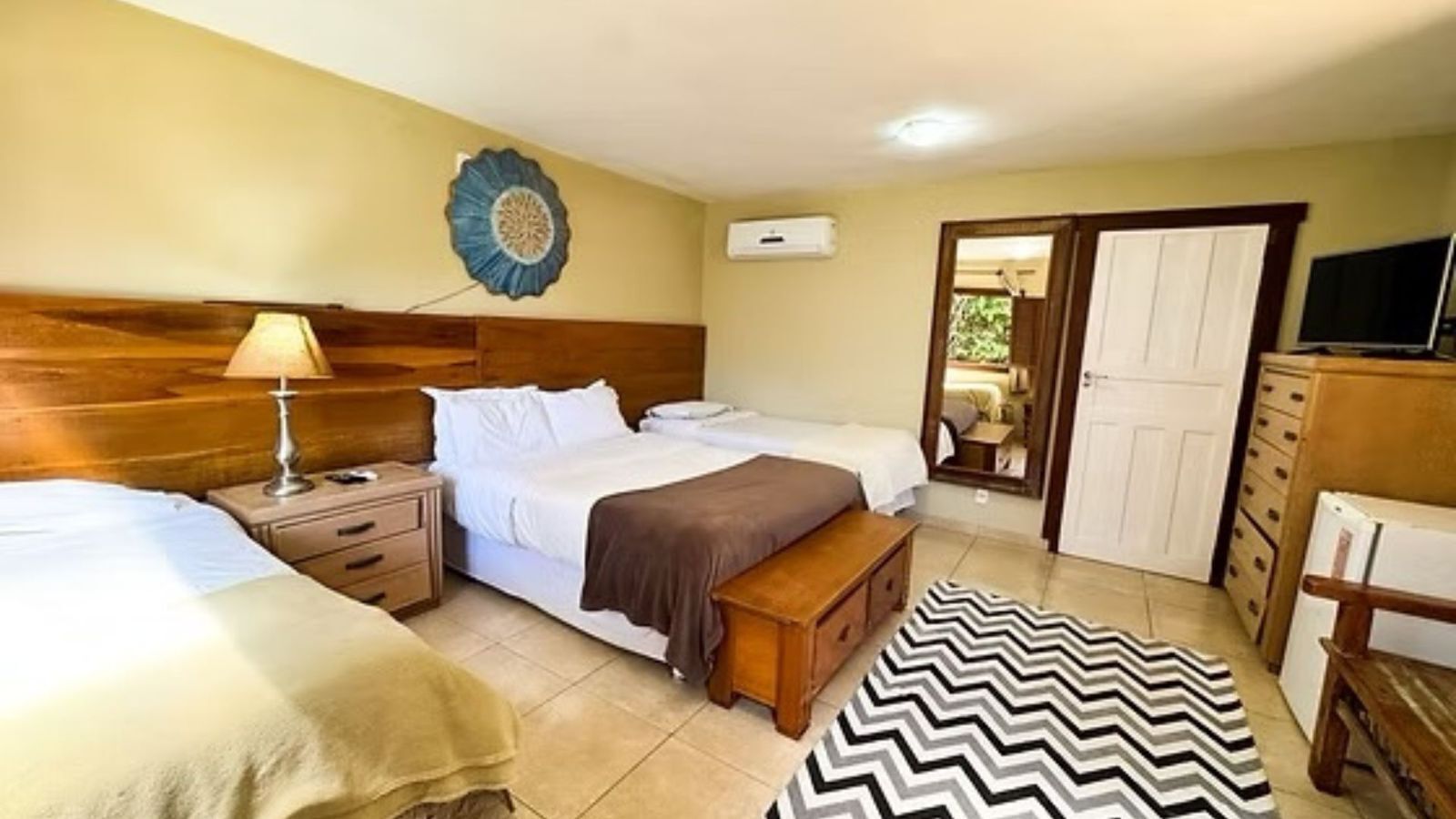 Quarto Quádruplo Comfort com Ar (Frio/Quente) | Minibar, blackout drapes, free WiFi, bed sheets