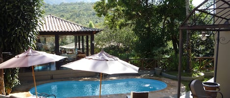 Una piscina al aire libre