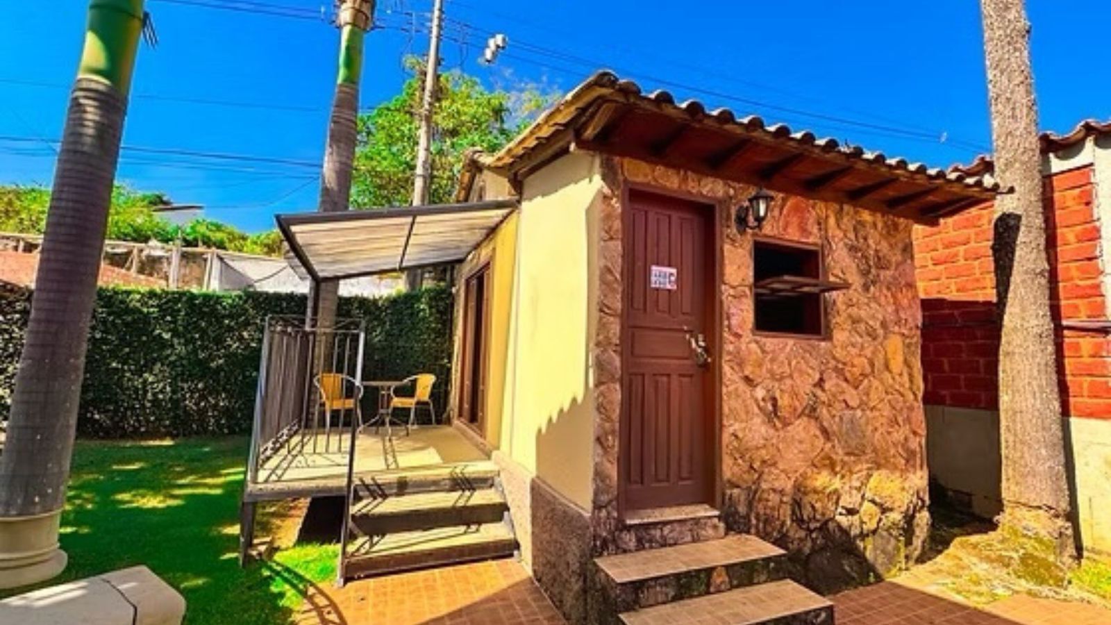 Quarto Casal Superior com Ar e Varanda | Minibar, blackout drapes, free WiFi, bed sheets