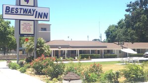 A Bestway Inn sign with amenities listed, including free WiFi, breakfast, cable TV, a hidden pool, pet-friendly, and low rates. - Best Way Inn (Paso Robles)