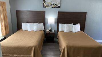 Escritorio, cortinas blackout y tabla de planchar con plancha