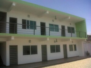 住宿正面 - 傍晚/夜晚