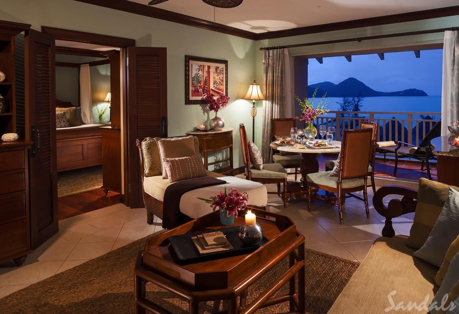 Living area | 35-inch Smart TV with digital channels, TV