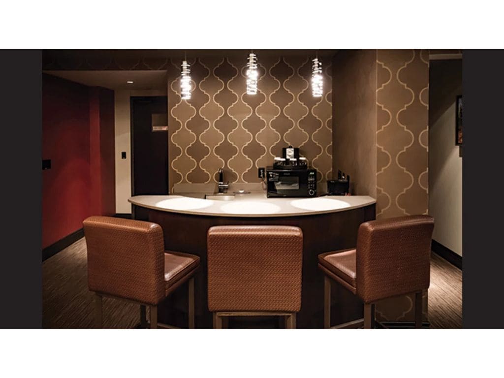 suite, 1 king bed (chief suite) | living area | 47-inch flat-screen tv with cable channels, tv, pay films