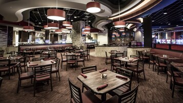 2 restaurants, dinner served