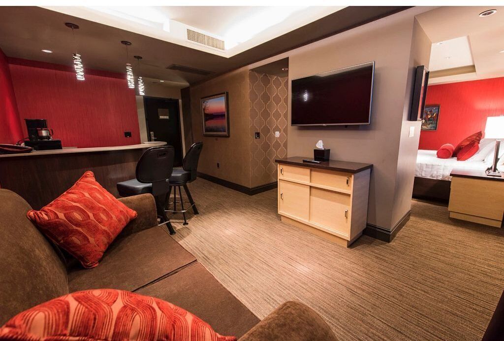 suite, 1 king bed (executive king suite) | living area | 47-inch flat-screen tv with cable channels, tv, pay films