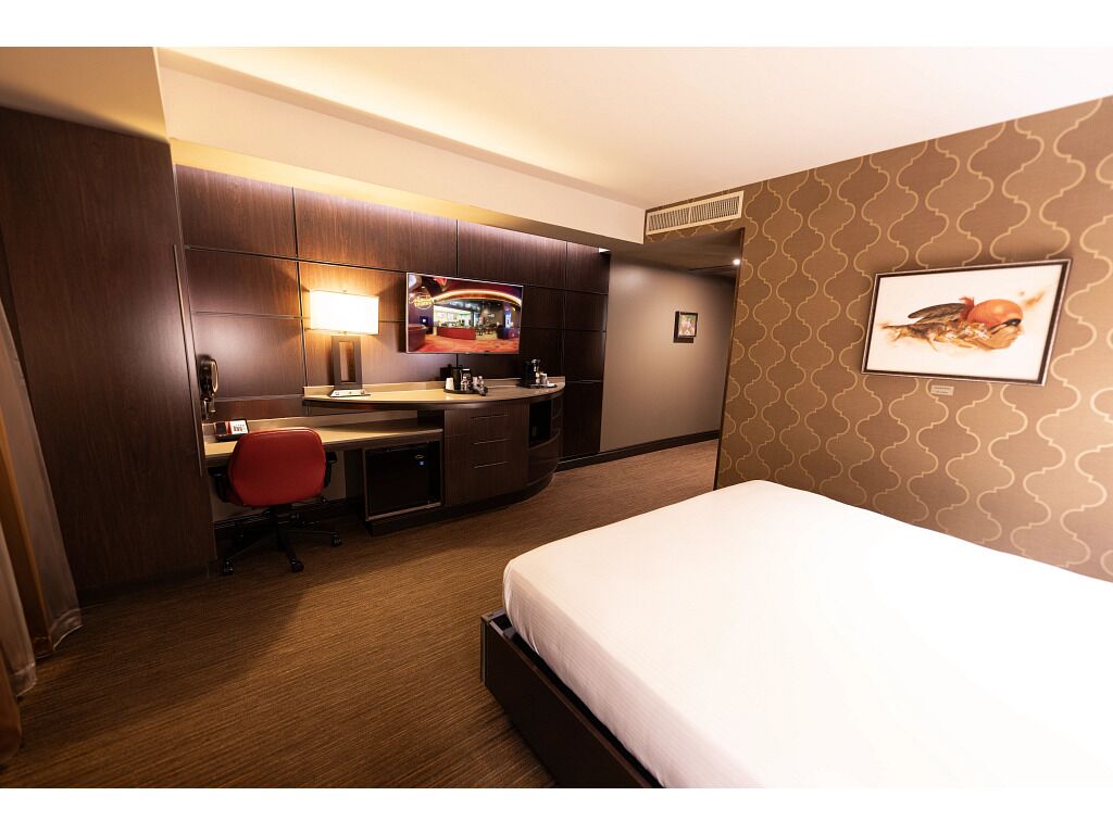 in-room safe, desk, laptop workspace, blackout curtains