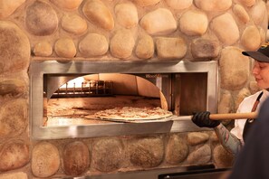 2 restaurantes, é servido jantar