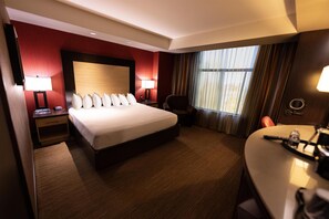 Suite, 1 Tempat Tidur King (Chief Suite) | Bantalan ekstra lembut, brankas, dan meja kerja