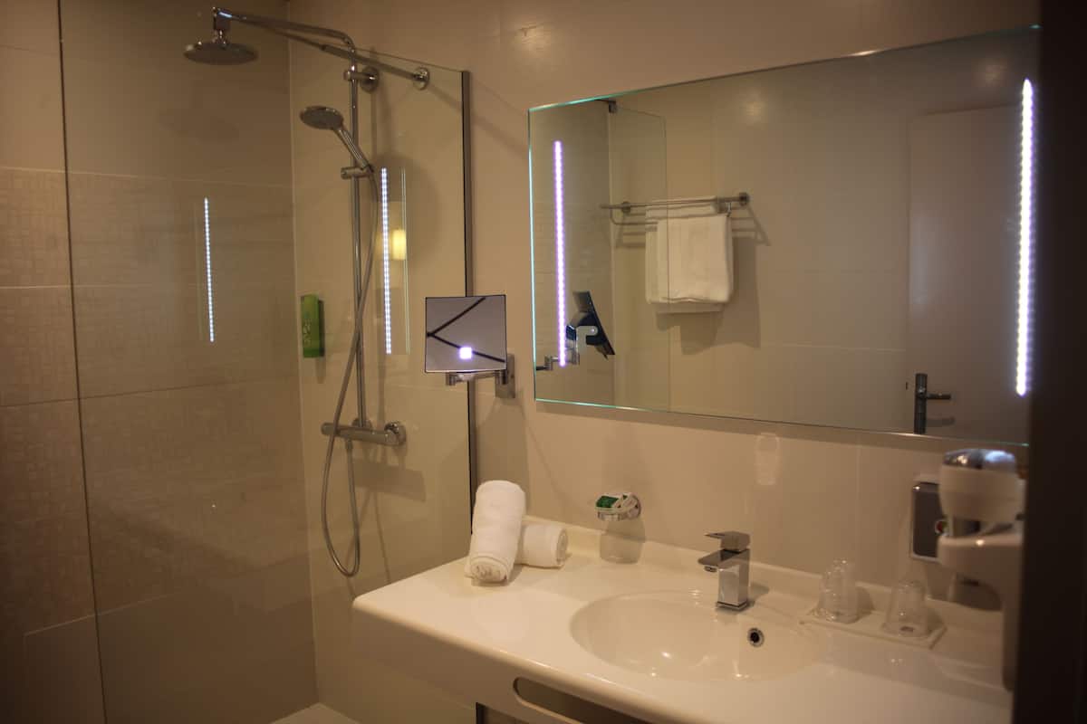 Shower, eco-friendly toiletries, towels