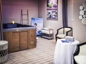 Een sauna, een bubbelbad, een Turks bad/hammam, lichaamsbehandelingen