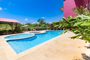 Outdoor pool, pool loungers - Mercure Cayenne Royal Amazonia Hotel (Cayenne)