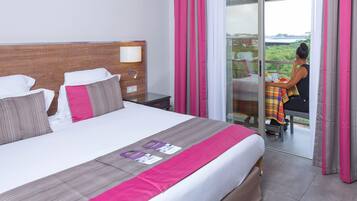 Minibar, coffres-forts dans les chambres, bureau